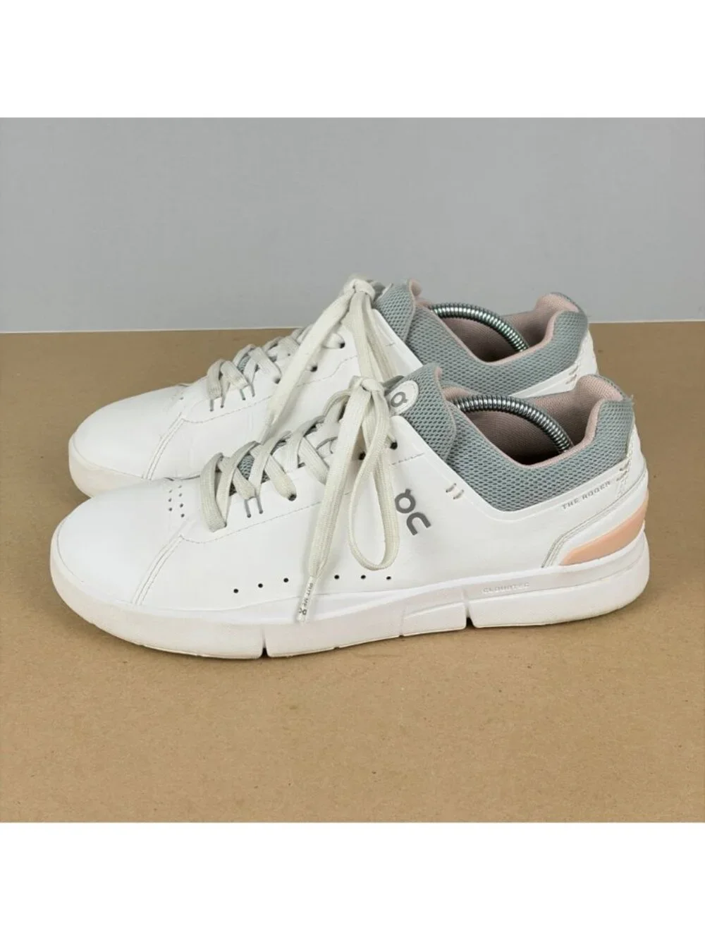 On Running The Roger Advantage Leather Tennis Shoes Womens 9 White Athletic